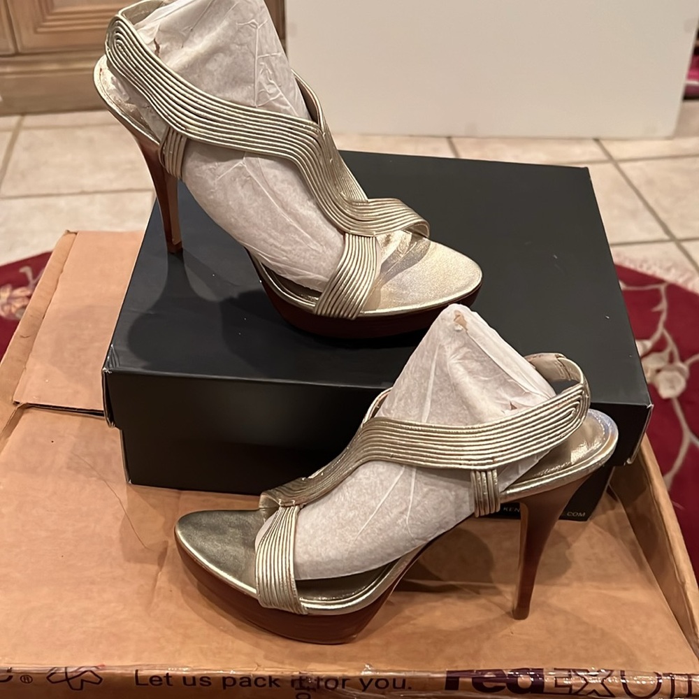 Pelle Moda Platform Sandals in Gold Cross Straps with Stacked Heel in Gold Sz 8